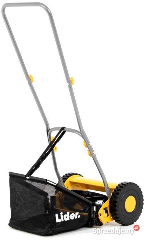 zdjęcie kosiarki ręcznej LIDER TKR 300 w akcji na małym trawniku