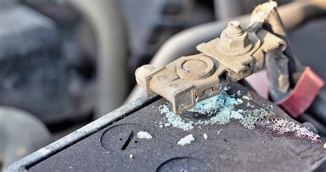 zbliżenie na czyste i zabezpieczone styki akumulatora w Ursusie C-360