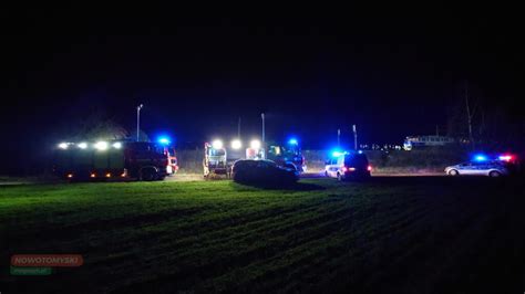 fotografia przedstawiająca zabezpieczenie miejsca wypadku przez straż pożarną