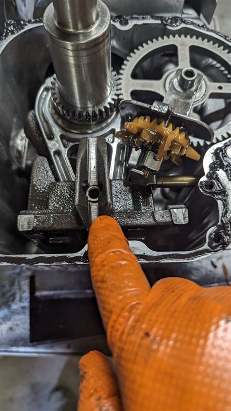 Ilustracja przedstawiająca działanie mechanizmu odprężania w silniku Briggs & Stratton