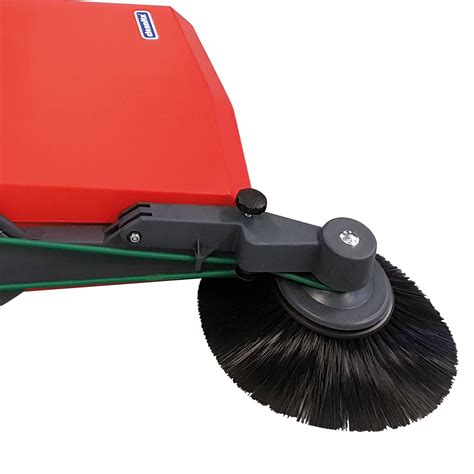 Zdjęcie przedstawiające zamiatarkę ręczną Cleanfix HS770 w środowisku komercyjnym