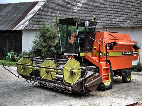 Tematyczne zdjęcie kombajnu zbożowego Dronningborg D3000 w pracy na polu