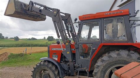 Zdjęcie ciągnika Ursus 4514 z uniwersalnym ładowaczem czołowym w gospodarstwie