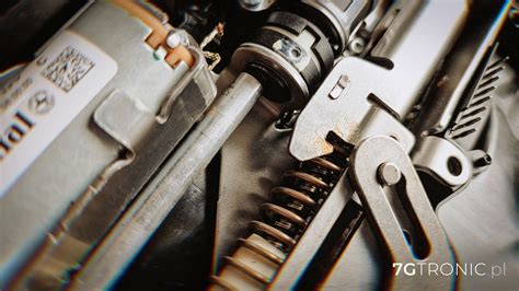 Zdjęcie przedstawiające mechanizm sprężynowy i regulację kąta natarcia pługa Vares