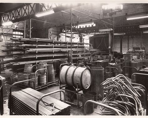 Zdjęcie przedstawiające warsztat produkcyjny ciągników SAM z lat 70. XX wieku