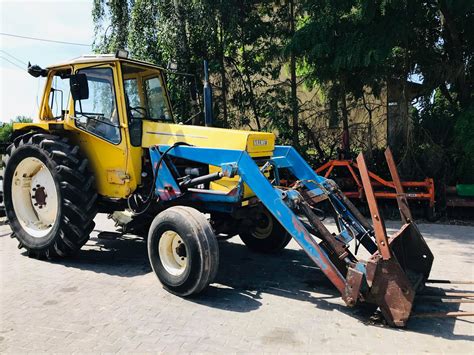 Zdjęcie przedstawiające ciągnik SAM z zamontowanym własnoręcznie wykonanym ładowaczem czołowym