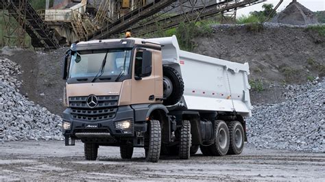 Szczegółowy widok na mechanizm hydroburty w wywrotce Mercedes Arocs