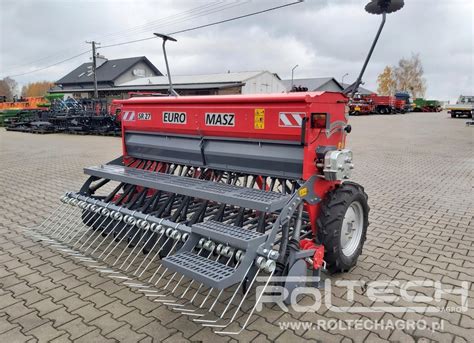 Siewnik rzędowy talerzowy w pracy na polu uprawnym