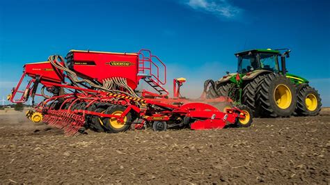 Różne typy siewników rolniczych w rzędzie