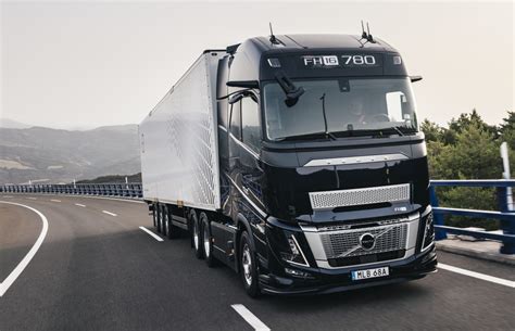 Zdjęcie przedstawiające ewolucję modeli Volvo FH przez lata