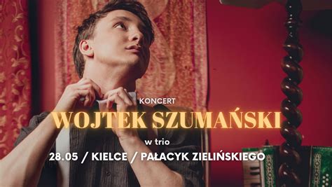 Wojtek Szumański z gitarą podczas występu na żywo
