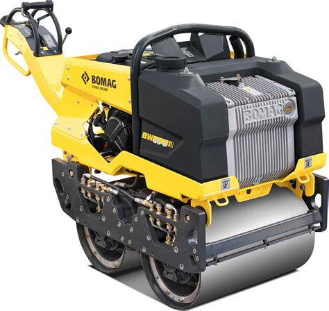 Walec dwubębnowy Bomag pracujący na nawierzchni asfaltowej