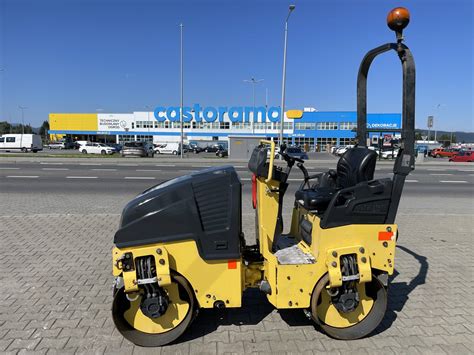 Walec kombinowany Bomag pracujący na placu budowy
