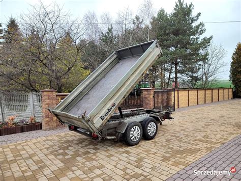 Zdjęcie przyczepy wywrotki kiper z załadunkiem materiałów sypkich