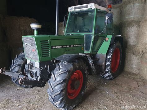 Fendt 311 LSA z zamontowanym ładowaczem czołowym w akcji