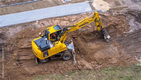 Zdjęcie przedstawiające ładowarkę kołową Komatsu podczas prac na placu budowy