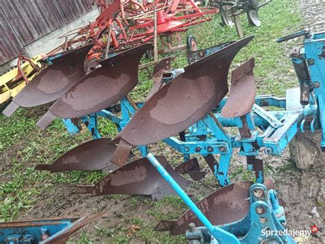 Pług obrotowy z widocznym mechanizmem obrotu