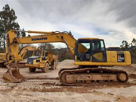 zdjęcie koparki hydraulicznej Komatsu PC290NLC w trakcie pracy na placu budowy