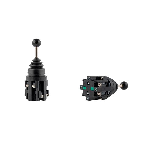 Zdjęcie porównawcze sterowania mechanicznego (linki) oraz hydraulicznego (joystick)