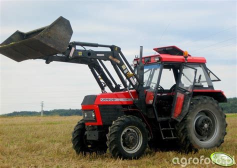 Ursus 1014 z podłączonym pługiem obrotowym na zaoranym polu