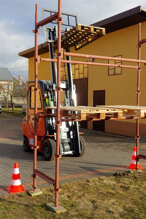 Kursant manewrujący wózkiem widłowym podczas zajęć praktycznych