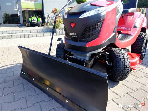 Zdjęcie kosiarki listwowej AL-KO z zamontowanym pługiem śnieżnym
