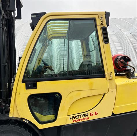 Wnętrze kabiny operatora wózka widłowego Hyster H5.5FT z widocznym panelem sterowania i ogrzewaniem