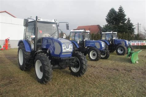 Ilustracja kompaktowego ciągnika Farmtrac w sadzie