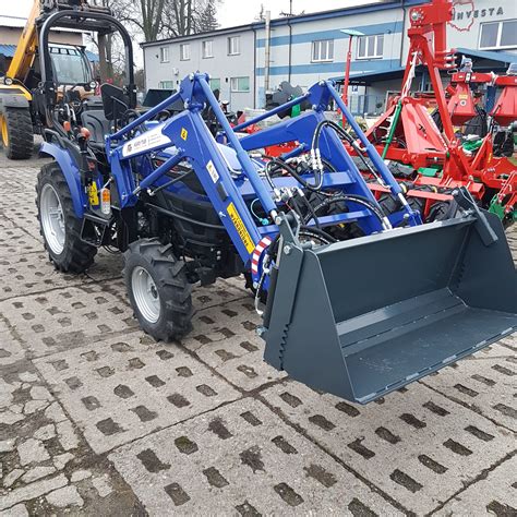 Zdjęcie ciągnika Farmtrac z zamontowanym ładowaczem czołowym