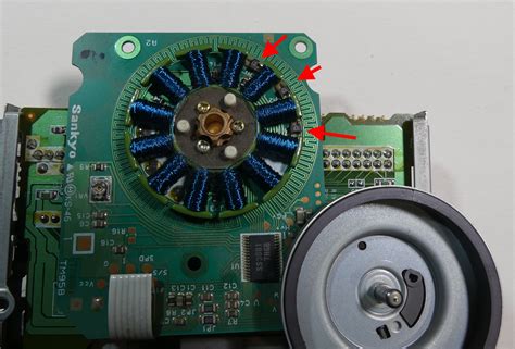 Wnętrze wiertarko-wkrętarki z widoczną płytką PCB i silnikiem