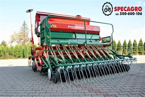 Tematyczne zdjęcie siewnika nabudowanego AGRO-MASZ pracującego na polu