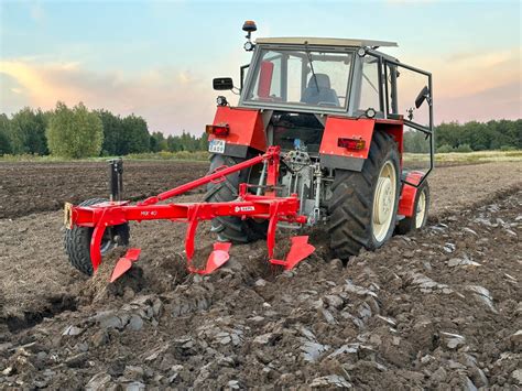 Współczesne zdjęcie ciągnika Ursus podczas prac polowych