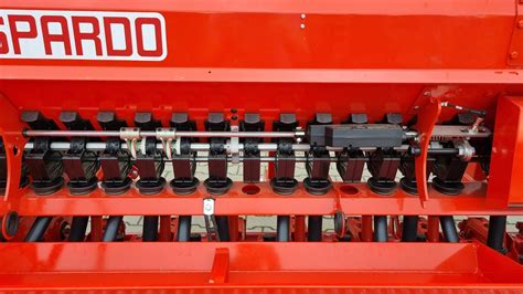 Schemat budowy siewnika mechanicznego Maschio Gaspardo Nina z zaznaczeniem układu wysiewającego i skrzyni nasiennej