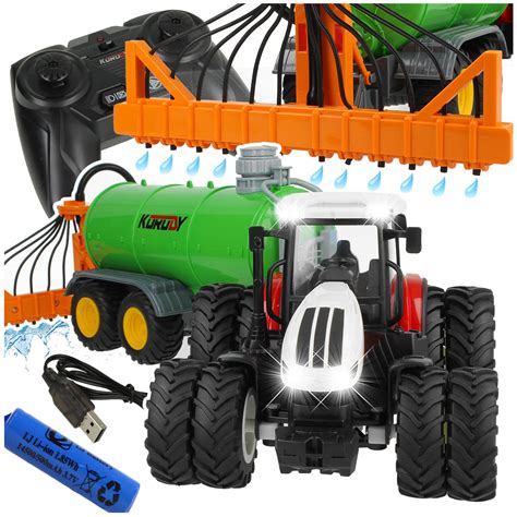 Zdalnie sterowany traktor z podłączonym opryskiwaczem/cysterną w akcji