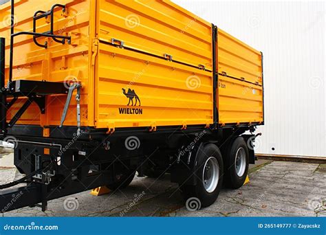 Infographic showing the construction materials and key components of a Wielton tipper