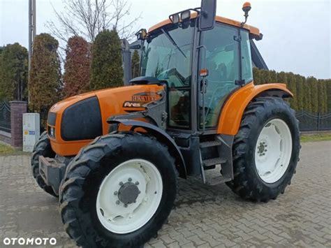 Zdjęcie ciągnika Renault Ares 610 RZ z zamontowanym ładowaczem czołowym.