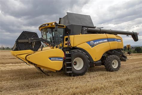 Infografika porównująca kluczowe modele kombajnów New Holland (CSX, TX, TC, CX)