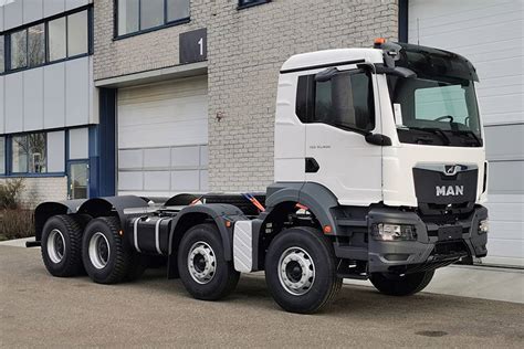 Infographics showing mass reduction points in MAN TGS chassis for concrete mixers (e.g., D15 engine vs D20, light tandem axle)