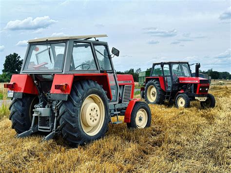 zdjęcie ciągnika Ursus C-385 z elementami skanera 3D lub punktami referencyjnymi