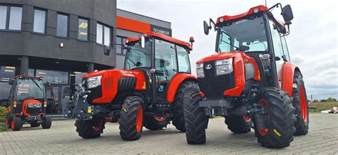 zdjęcie mini traktora Kubota w akcji na polu