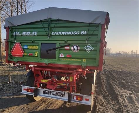 Zdjęcie rozrzutnika dwuosiowego (tandem) w akcji