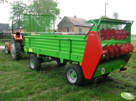 Zdjęcie rozrzutnika jednoosiowego pracującego na polu