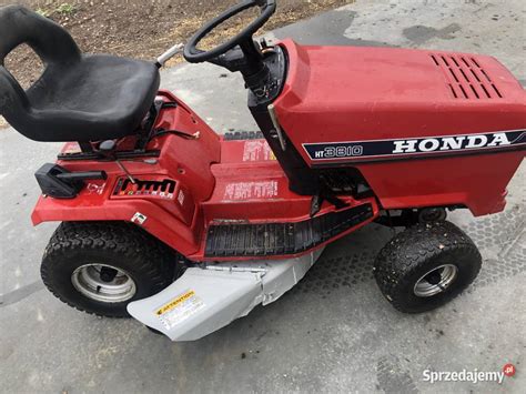 Zdjęcie przedstawiające traktorek Honda 6200 z widocznymi naklejkami
