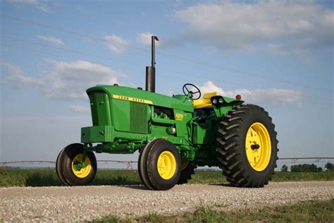 Zdjęcie historycznego ciągnika John Deere Model 4020