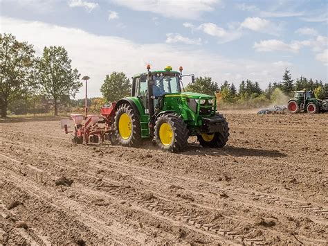 Zdjęcie nowoczesnego ciągnika John Deere z systemem rolnictwa precyzyjnego