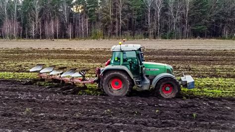 Zdjęcie pługów Agro-Masz w akcji na polu