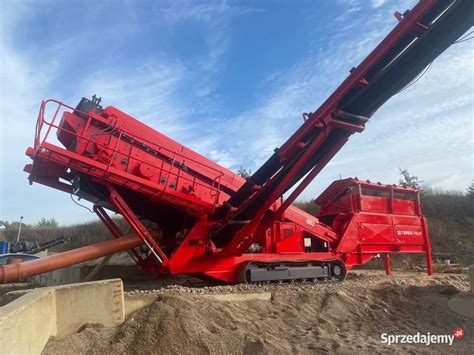 Zdjęcie przedstawiające mobilną kruszarkę lub przesiewacz Terex Finlay w akcji