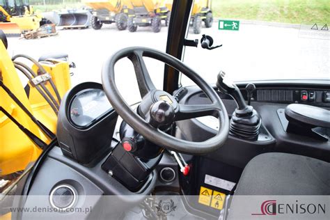 Zdjęcie wnętrza kabiny ładowarki JCB 406 z widocznym panelem sterowania