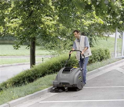 Zamiatarka spalinowa Pasquali XB 40 w akcji na chodniku