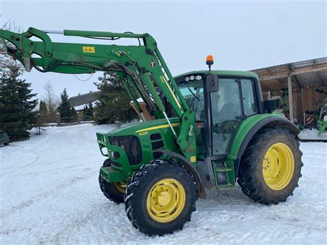 Zdjęcie ciągnika John Deere serii 5E z zamontowanym małym ładowaczem czołowym